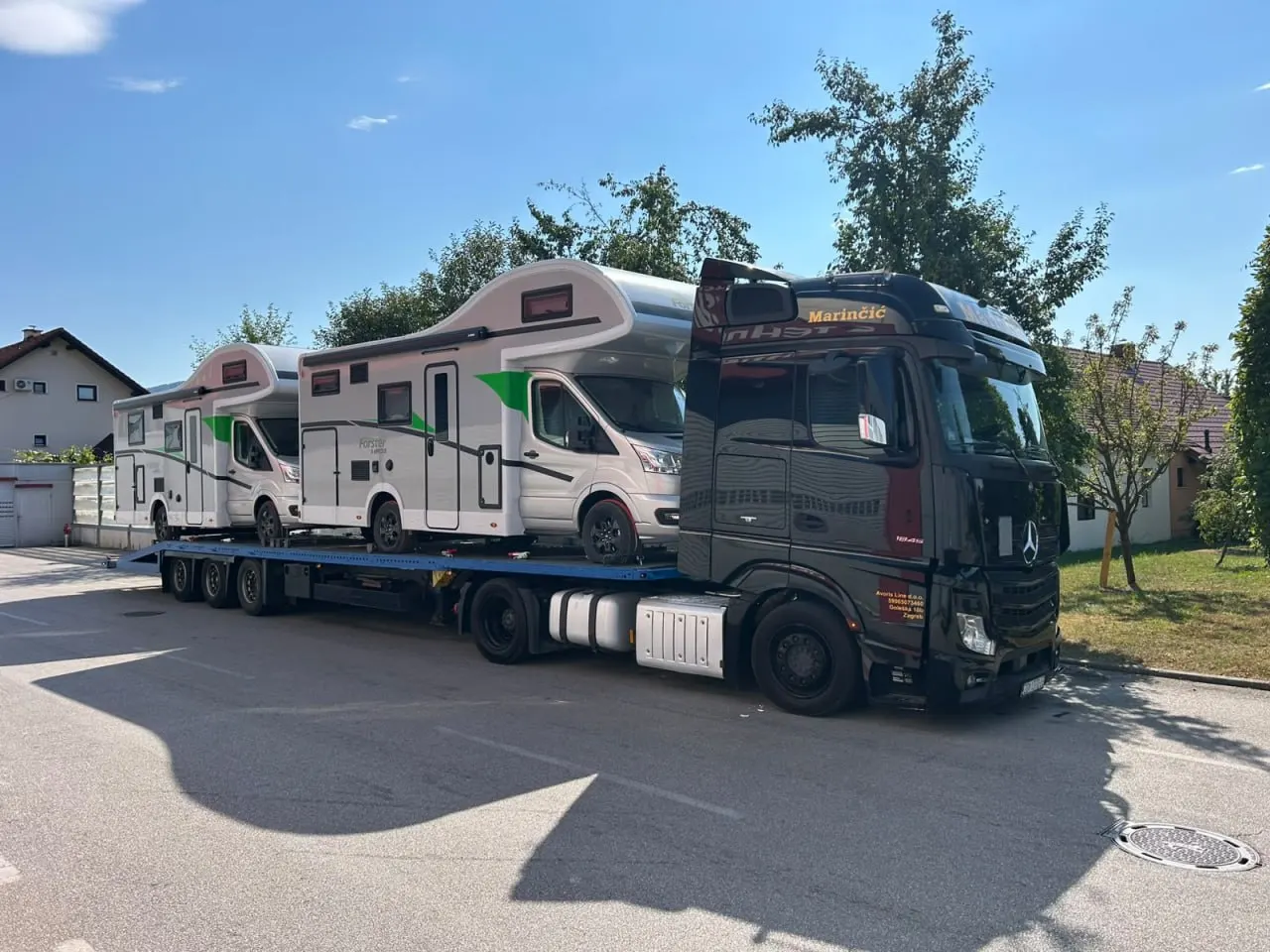 Crni kamion Mercedes Actros s natpisom Marinčić na vizoru prevozi dva kampera