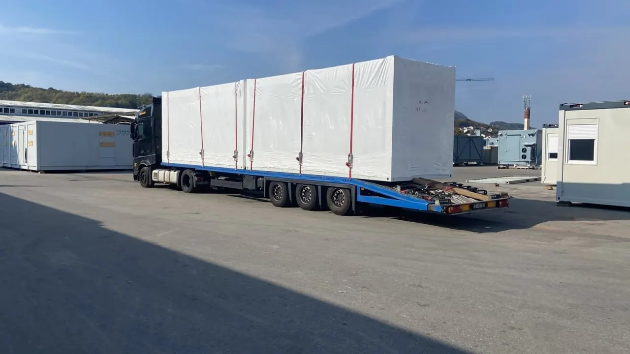Zapakirane modularne kontejnerske jedinice na poluprikolici