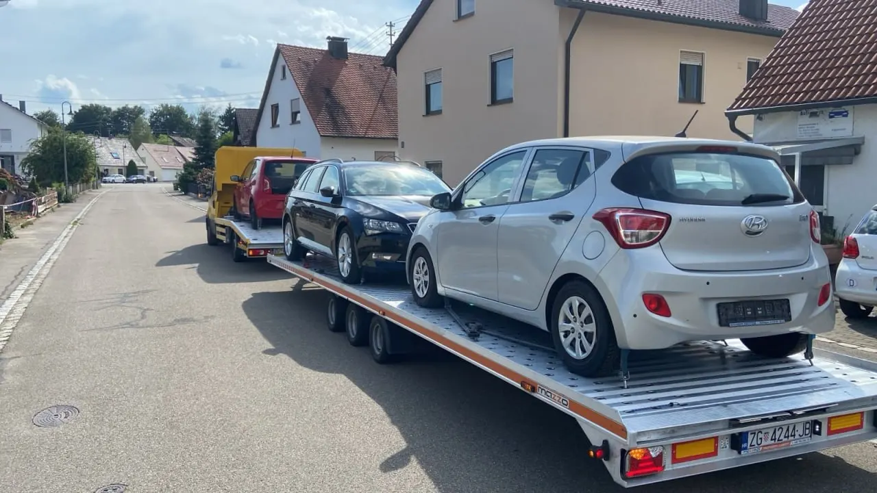 Četiri automobila na Iveco transporteru i prikolici